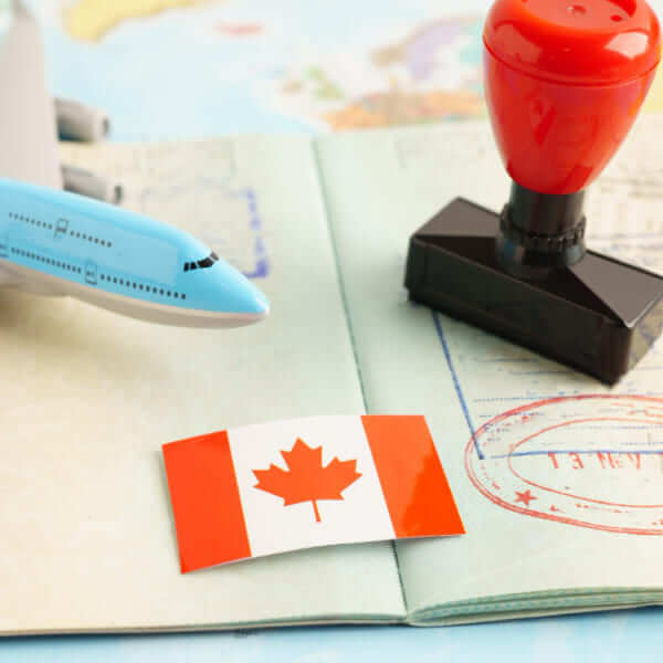 Gros plan sur une boussole posée sur une carte du Canada.