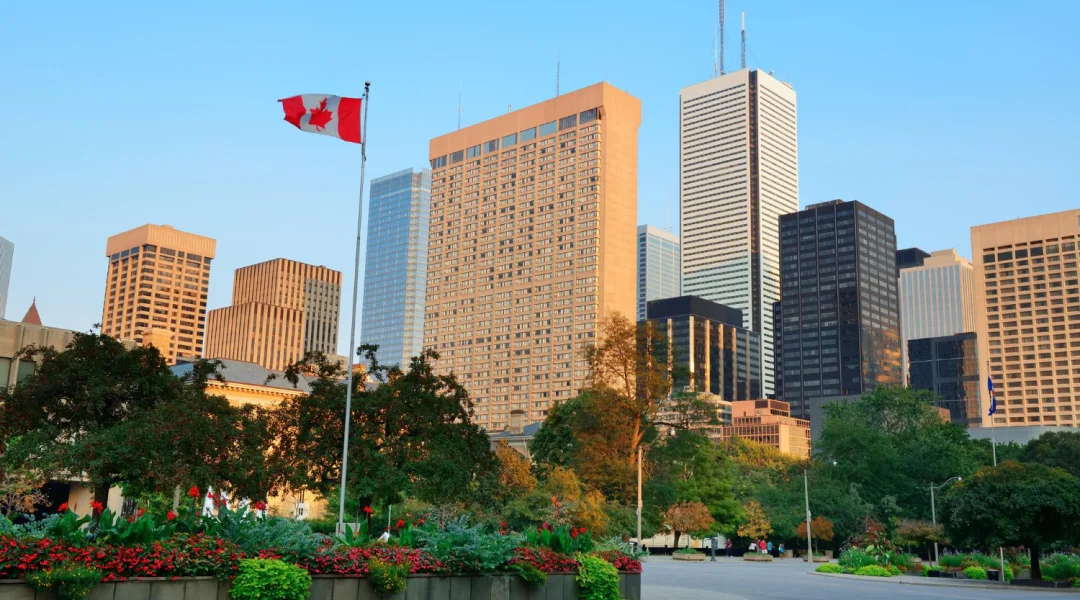 Bầu trời thành phố Canada với các tòa nhà cao chọc trời, thể hiện vẻ đẹp hiện đại và năng động của đô thị.