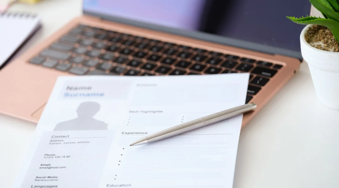 A guide on writing a job resume tailored for the Canadian job market, featuring tips and best practices.